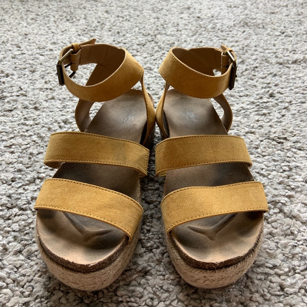 Universal Thread Yellow Platform Sandals - Picture 1 of 4